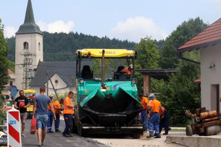 ASFALTIRANJE CESTE GORENJE OTAVE 11 FOTO LJUBO VUKELIČ